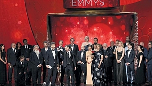 Kral Emmy’de ‘taht’ına oturdu