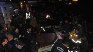 Bariyerlere çarpan otomobilde can pazarı