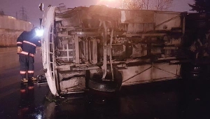Küçükçekmece'de midibüs devrildi: 3 yaralı