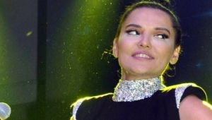 Demet Akalın hayranına verdiği çizmeyi geri istedi!