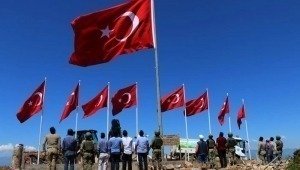 9 şehit verilen tepeye 9 Türk bayrağı dikildi