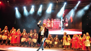 Zeybek oynayan Atatürk'ü canlandıran gence büyük alkış