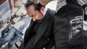 Adnan Oktar sağlık kontrolünden geçirildi! Soruları duyunca sus işareti yaptı
