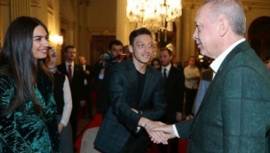 Amine ile Mesut düğün hazırlıklarını gizlilikle yürütüyor