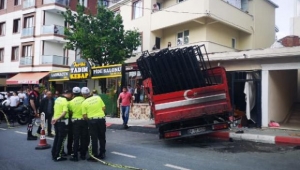 Sultanbeyli'de feci kaza! Kamyon dükkana girdi