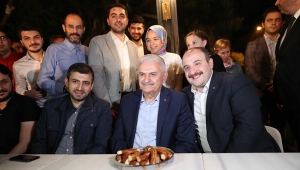 Binali Yıldırım gençlerle simitli sahurda buluştu