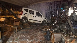 Kadın sürücü otomobiliyle kafeye daldı! Ortalık savaş alanına döndü!