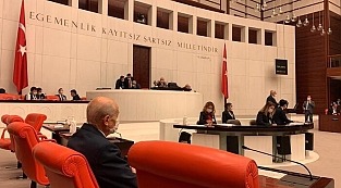 MHP Genel Başkanı Devlet Bahçeli TBMM'ye maskesiyle geldi