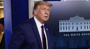 Gazetecinin sorusuna tepki gösteren Trump salonu terk etti