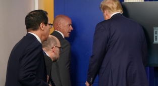 Güvenlik ekibi basın toplantısını kesti! Trump salondan çıkarıldı