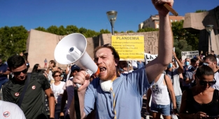 İspanya'da göstericiler koronavirüs önlemlerini maske takmayarak protesto etti
