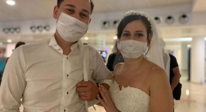Almanya’dan gelinliğiyle Antalya uçağına bindi