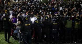 Peru'da Devlet Başkanı azledildi, protestolar patladı