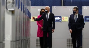 Biden Pfizer’in Aşı Fabrikasını Ziyaret Etti