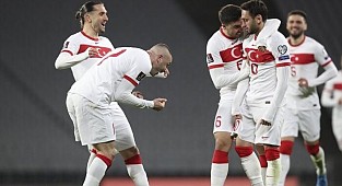 Türkiye'nin galibiyeti Hollanda basınında: Burak Yılmaz, Ronaldo'yu geçti