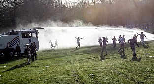 Belçika'da 1 Nisan şakası olarak duyurulan festival gerçeğe dönüşünce polis müdahale etti