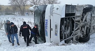 Konya'da 2 tur otobüsü devrildi! Ölü ve çok sayıda yaralı var