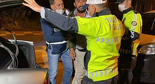 Sevgilisini darp edip zorla kaçırmak isterken yakalandı, CD ve arabasının derdine düştü