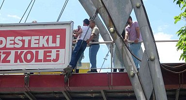 Çıktığı üst geçitte 2,5 saat polise direndi, kentte trafik durdu