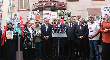 Dışişleri Bakanı Çavuşoğlu evlat nöbetindeki ailelerle bir araya geldi