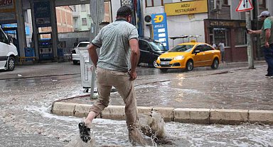 Elazığ'da sağanak yağış etkili oldu, yollar nehre döndü