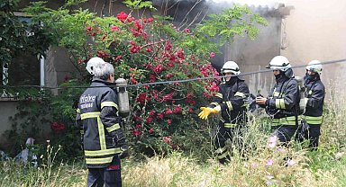 Hurdalıkta çıkan yangın itfaiye ekiplerince söndürüldü
