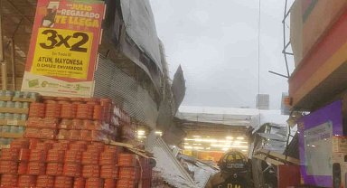 Meksika'da süpermarketin çatısı çöktü