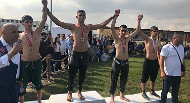 Pamukkale Belediyesporlu güreşçiler kupaya doymuyor