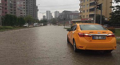 Sağanak yağış yolları nehre çevirdi