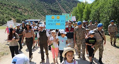 Tunceli'de öğretmen ve öğrenciler atık topladı