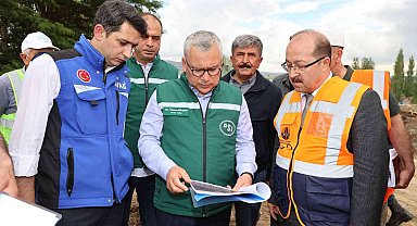 Vali sel bölgesinde sahaya inip hasar tespiti yaptı
