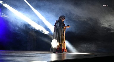 ÇANAKKALE BELEDİYESİ’NİN KADIN OYUNLARI FESTİVALİ, 'ÖLÜ KADINLAR DİYARI' İLE DEVAM ETTİ 